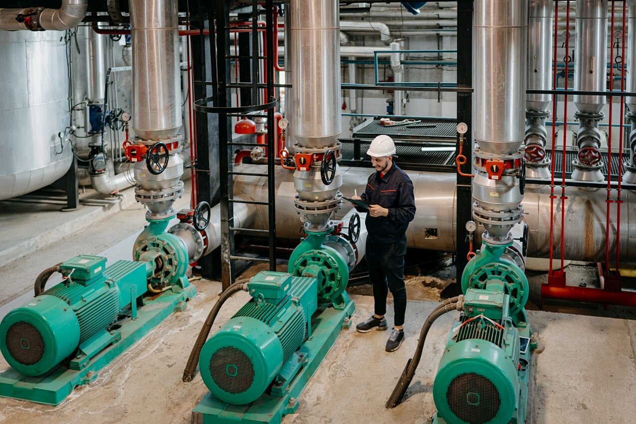 Ingenieur analysiert Pumpeninstallation