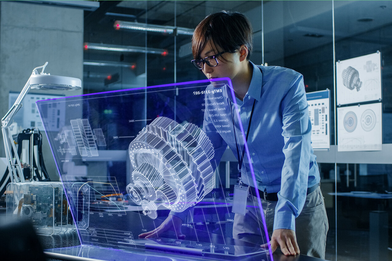 Ingenieur vor Visualisierung auf holografischem Display 