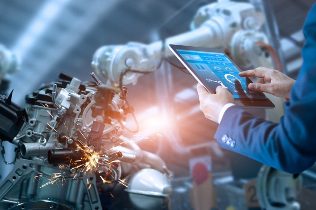 Roboter schweißt mit digitalem Monitoring