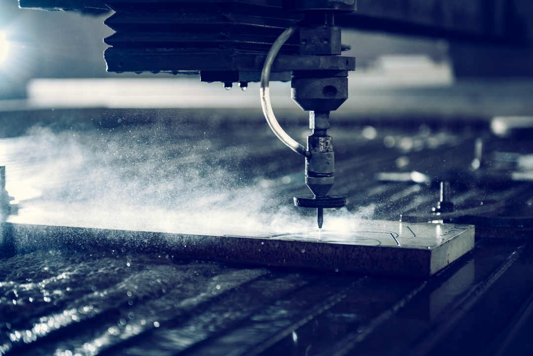 Wasserstrahlschneidemaschine schneidet Stahlplatte