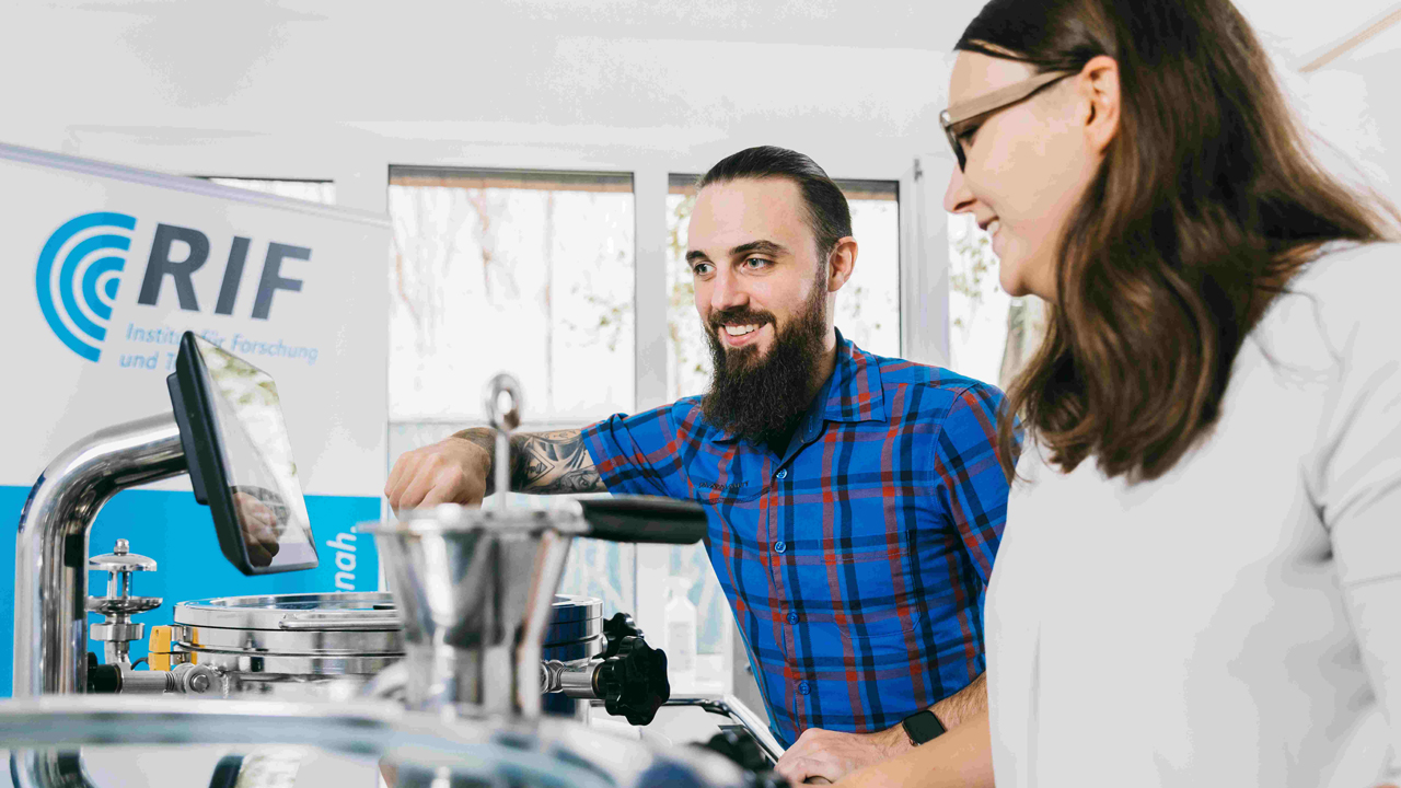 Zwei Personen in einem Labor